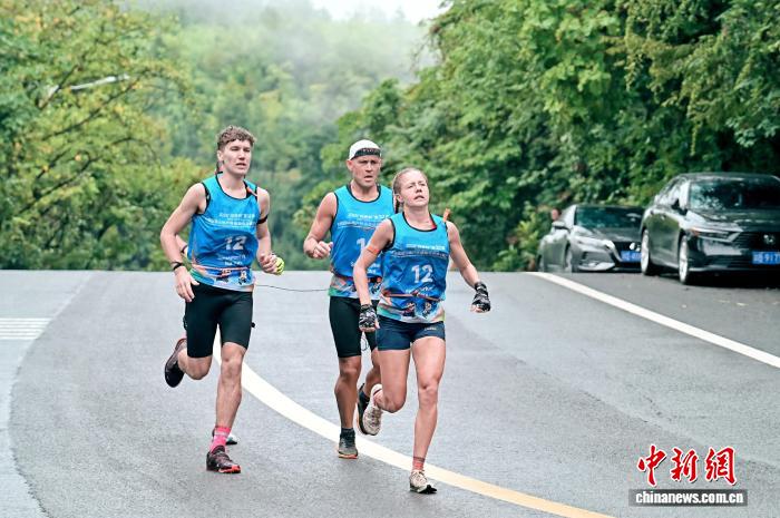 国际山地户外赛事重庆开赛 顶尖选手角逐喀斯特