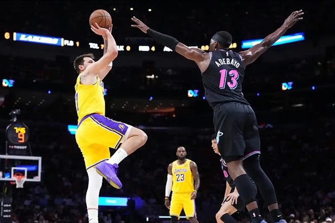 湖人双星狂飙掀翻热火 奇迹八连胜锁定西部前三