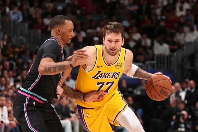 湖人双星狂飙掀翻热火 奇迹八连胜锁定西部前三