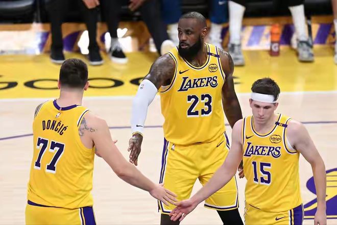 湖人双星狂飙掀翻热火 奇迹八连胜锁定西部前三