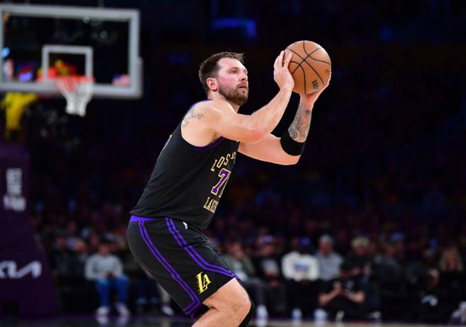 湖人14分大胜骑士 东契奇单场42分助球队四连胜