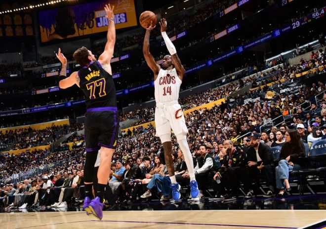 湖人14分大胜骑士 东契奇单场42分助球队四连胜